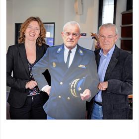 Marie-Anne van Wijnen (uitgever, Nieuw Amsterdam), Joop van Riessen (de diender), Joop van Riessen (de auteur).