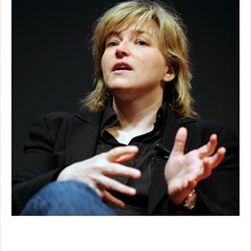 Karin Slaughter (auteur) heet echt zo. &#39;Covers van mijn boeken in Nederland ogen heel beschaafd. In de VS is het meer bloed en messen.&#39;