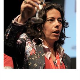 Caroline Damwijk (Libris Blz.) brengt met de zaal een toost uit op Karin Slaughter.