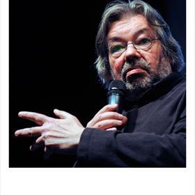 Maarten van Rossum (fenomeen) over de puinhopen van het kapitalisme. En hij gaat geen boekhandels binnen waar pallets boeken bij de ingang staan.