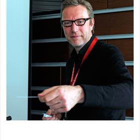 René Bego (Mo&#39;media) over zijn 100% reisgidsen en de Appjes. &#39;De e-readers slaan we over, zeiden we tegen elkaar. Wij mikken op de smartphone.&#39;