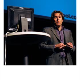 Maar de middag begint met presentaties: Hidde van der Louw (hoofd category management Bol.com) over de bevindingen van een door bol.com samengestelde werkgroep van alle onderdelen van de keten van het boekenvak. Een soort digitaal platform, zeg maar.