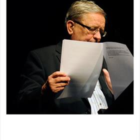 Kees Holierhoek (voorzitter stichting Lira) adviseert auteurs om electronische rechten op te nemen in hun contract, al is het maar voor een beperkte termijn. Beter iets regelen dan niets.
