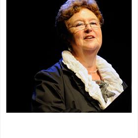 Els van Eijck van Eslinga (voorzitter van de Tiele-stichting) luidt het begin van het Tiele-deel. Dat is de jaarlijkse uitreiking van de Tiele-scriptie en de Tiele-lezing.