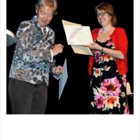 Behalve een symposium is er ook een prijsuitreiking. Corina Koolen wint de Tiele-scriptieprijs 2011. Zij ontvangt de daarmee gepaard gaande documenten en een cheque van 1000 euro uit handen van juryvoorzitter Lizet Duyvendak (universitair hoofddocent Letterkunde, Open Universiteit).