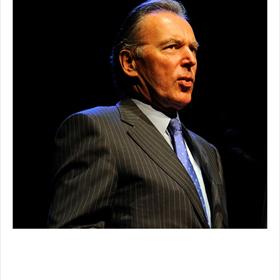 Terug naar het Symposium: Elco Brinkman (voorzitter KVB, en dagvoorzitter Symposium) leidt de dag. Er blijken veel mooie plannen, en veel reden tot optimisme.