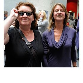 Verkwikt de pauze in: Annemarie Bon (bestuurslid VVL - Vereniging van Letterkundigen), Janne Rijkers (coördinator VVL).