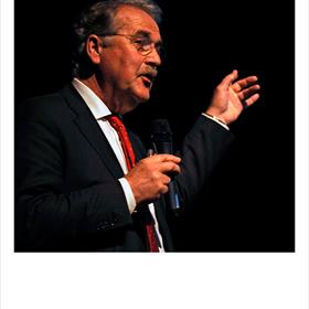 Geert Noorman  (directeur Nederlands Uitgevers Verbond - NUV) vertelt over het digitaal platform voor het boekenvak - van de uitgevers. Samenwerken is kennelijk politiek niet opportuun.