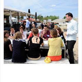 Netwerken in de zon.