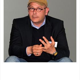 Martin Voigt (zakelijk directeur Amsterdam University Press) Ik zie een zonnige toekomst over 10 tot 15 jaar, want dan zijn de babyboomers met pensioen. Zij houden digitale ontwikkelingen tegen.&#39;