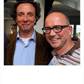 Paul Sebes (literair agent), Arno Koek (boekhandel Blokker, Heemstede). De één ziet het zonniger dan de andere.