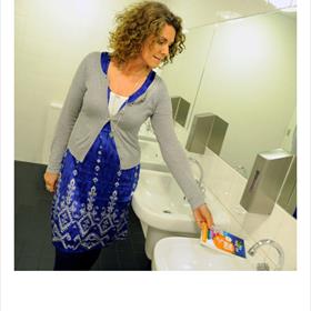 Eindelijk. De boeken mogen gedistribueerd. Karin de Groot laat een exemplaar achter bij de toiletten.