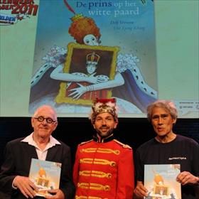 Auteur Dolf Verroen (links) en illustrator Thé Tjong-Khing (rechts) presenteren De prins op het witte paard