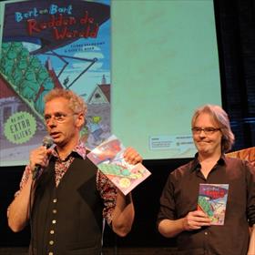 Auteur Tjibbe Veldkamp (links) en illustrator Kees de Boer (rechts) presenteren Bert en Bart redden de wereld