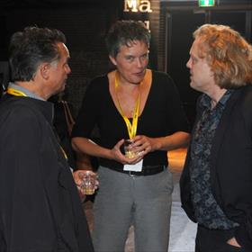 Gerlien van Dalen (midden), Adriaan Langendonk (rechts), allebei van Stichting Lezen