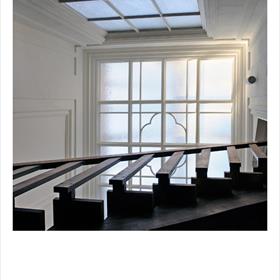 Voor wie niet de lift wil nemen - het trappenhuis is trouwens ook mooier.