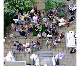 Wegens tropische temperaturen vindt de houseparty vooral in de tuin plaats.