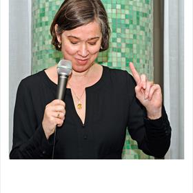 Erna Staal (uitgever Atlas) met de perfecte speech: geestig, kort, ter zake
