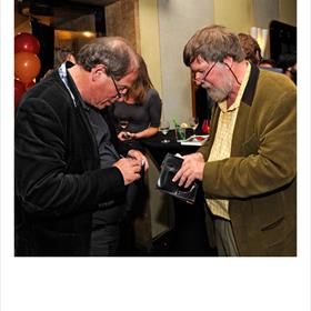 Salomon Kroonenberg (hoogleraar toegepaste geologie Delft, auteur) en&#160;Gerrit Jan Zwier (auteur)&#160;op zoek naar&#160;hun visitekaartjes