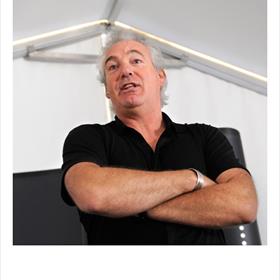 Het is echt niet nodig om&#160;lachend op de foto te gaan.&#160;Geert van Istendael (auteur, dichter), Koen Vergeer (poëziekenner, Formule 1-fanaat)
