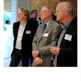 Klaar om voorgesteld te worden: Jos Bazelmans (hoofd sector kennis, Rijksdienst voor het Cultureel Erfgoed),&#160;Ferjan Ormeling (cartograaf) en&#160;Chris Will (Projectbureau Nieuwe Hollandse Waterlinie)