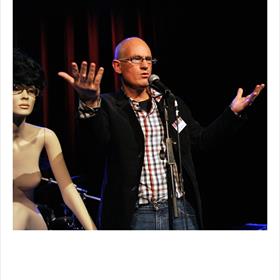 Conferencier Jan Mellema &#39;Vertalers zijn&#160;onzekere types. Maar toch willen ze zich overal mee bemoeien. Zoals die vier woordjes van de titel.&#39;