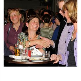 De zaal netwerkt zich ondertussen een slag in de rondte.