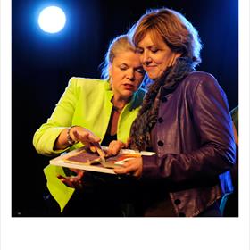 Alexandra Besel (organisator Fabulous Food Festival) geeft 1e&#160;prijs aan Annet van Ruitenburg voor Het geheim van de zoete Sommelbes.
