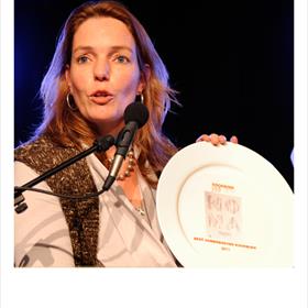 Hilde Vinken (Kosmos uitgevers) neemt de prijs in ontvangst voor de mooiste vormgeving van&#160;NOMA van chefkok René Redzepi.