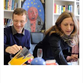 We gaan beginnen.&#160;Pim van Tol (acquirerend redacteur BusinessContact)&#160;en Julia Elad-Strenger.