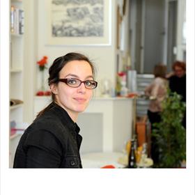 Van lunchplek naar kantoor o.l.v. Nelli Oswald (Internationaal Literatuur Bureau).