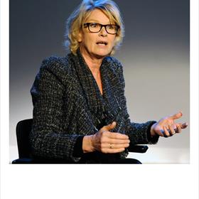 SUPERCALIfragilisticexpialidasties - Martine Bijl (musicalvertaalster) had er graag méér Nederlands van gemaakt&#160;.&#160;Dat mocht niet van de Britse bazen.