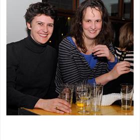HET AARDIGE&#160;&#160;aan&#160;boekenvakkers is&#160;niet alleen hun brede belangstelling, maar ook dat ze&#160;goed kunnen vertellen.&#160; Edith Vroon (Linnaeus Boekhandel, Amsterdam), Saskia Taggenbrock (vertaler).