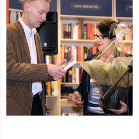 HET EERSTE exemplaar wordt door uitgever Henriëtte Faas uitgereikt aan auteur Johan Bordewijk.
