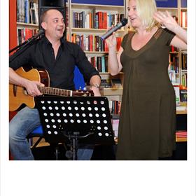 DAAR MOET op gezongen worden - Duo Juisy (Judith Faas en Sytse Bakker) &#160;zingt &#39;Morgen vlieg ik terug&#39; - speciaal voor de gelegenheid geschreven.