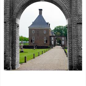 DE PENSIOENPOORT van kasteel Amerongen. Met daarachter wat eeuwige jachtvelden.