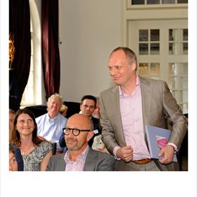 EERST wat andere dingen afhandelen. Bestuursvergadering, lezing, Kees Schafrat neemt namens Boekhandel Broekhuis de KBb Innovatieprijs 2012 in ontvangst.