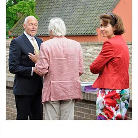 DAN het défilé: 350 gasten zeggen aardige dingen tegen&#160;Ari Doeser die afscheid neemt als directeur van de Koninklijke Boekverkopersbond. Jan Siebelink (auteur) neemt de tijd voor. Als tweede Paula Vrolijk (algemeen secretaris van de Groep Algemene Uitgevers - GAU).