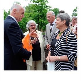 De familie Roodhorst (Greetje, Gijs en Miriam van Oosterboekhandel J. Amesz, Rotterdam) feliciteert.