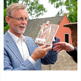 VOOR ARI: Theo van Meijel (adjunct-directeur&#160;Jongbloed Juridische Boekhandel, links) bewondert het zelfgeschreven en -gemaakt boek&#160;dat Clemens Hoevenaars (rechts) voor Ari Doeser heeft gemaakt.