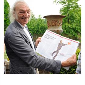 VILLEINE CHARMEUR... Marius van Melle (auteur &#39;Boekhandel in beweging&#39;) met het bewuste artikel over Ari Doeser.