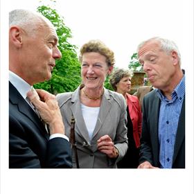 MAAR EERST nog even de receptie afmaken. Hier de felicitaties van het echtpaar Verkaaik (boekhandel Verkaaik, Gouda). Ze hebben er een uur voor in de rij gestaan.