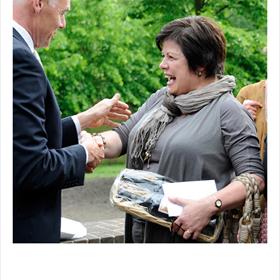 HET FELICITEREN gaat door, in een onbarmhartig tempo. Hier Ria Derks, voormalig GAU-voorzitter