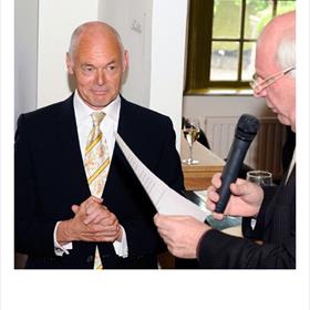 DAN KOMEN de speeches - Jan Brokken begint.