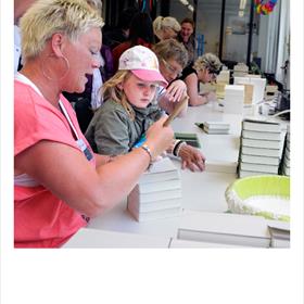 Elly v.d. Burg lijmt voor