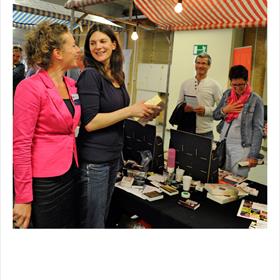 Anja Hensen en Tamara Doornink met de&#160;Dwarsligger.
