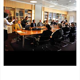 Boardroommomentje: een Italiaanse delegatie is overgekomen om de facsimile, met een verkoopwaarde van&#160;22.000 euro, te schenken aan de KB.