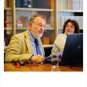 Maar eerst introduceert Jos Biemans (hoogleraar middeleeuwse handschriftenkunde, UvA) het boek aan de hand van lichtbeelden over oude Italiaanse bibliotheken. Het origineel van het Brevier bevindt zich in de Biblioteca Nazionale Marciana in Venetië.