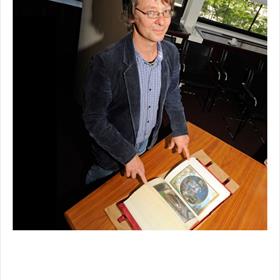 Ed van der Vlist met de facsimile die nu onder zijn hoede is. En in principe voor iedereen in te kijken.