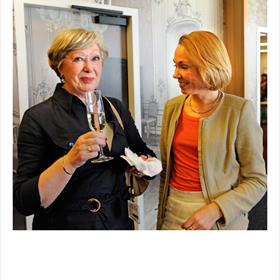 Jeanne van der Stappen-Heyvaert (bestuurslid De Poorters van Venetië - Associazone Olandese per la salvaguardia del patrimonio culturale a Venezia), Mireille Kok (hoofd corporate communicatie, KB).